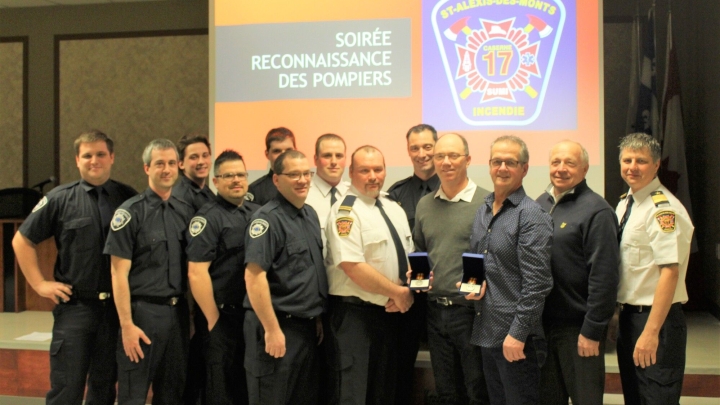 DEUX POMPIERS DE SAINT-ALEXIS-DES-MONTS  HONORÉS DE LA MÉDAILLE DE POMPIERS POUR SERVICES DISTINGUÉS